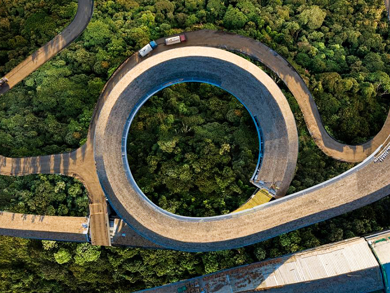 Parasol en bois et travaux auxiliaires pour le centre de luge des Jeux olympiques d'hiver de Pékin