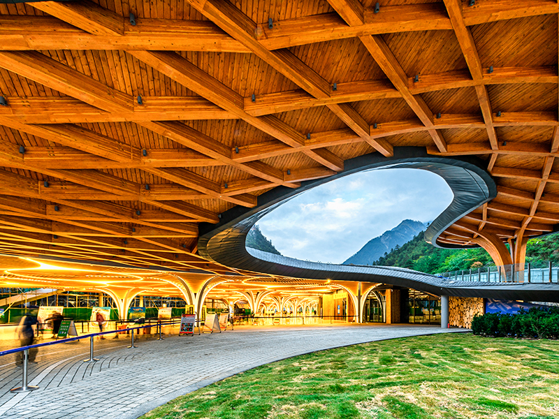 Installations de service de structure en bois pour les touristes à Jiuzhaigou